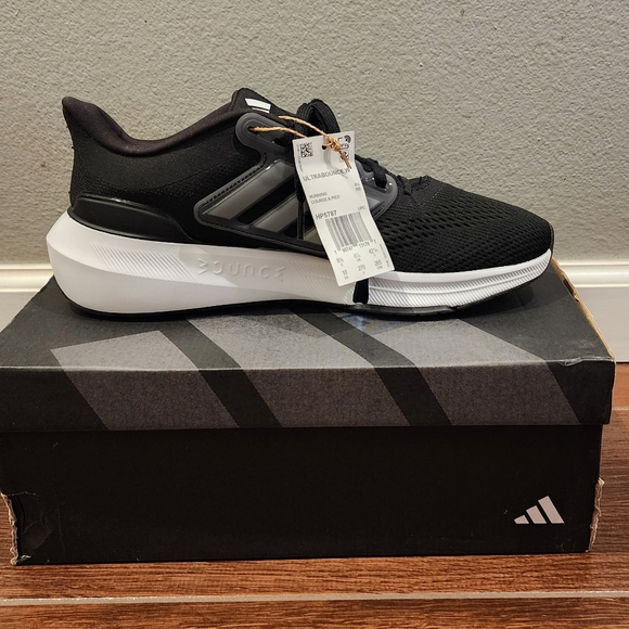 NEW Women's Adidas Ultrabounce- size 10 - Picture 2 of 4